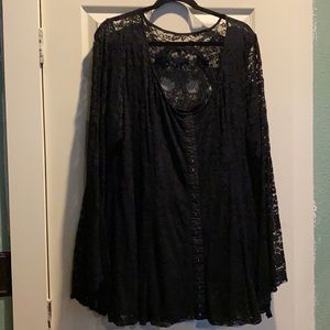 HOTTOPIC Black Lace Bell Sleeve Peplum Top